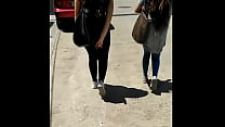 Chica joven con gran culo caminando