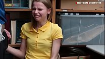 Catarina Petrov, une jeune fille maigre, vole des marchandises et se fait défoncer la chatte dans le bureau de LP