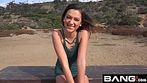 Teenager latina Jaye Summers ottiene facciale dopo la nudità pubblica