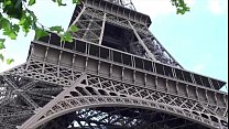 Sexo extremo junto a la Torre Eiffel en París Francia con una chica guapa y 2 chicos