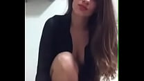 Sexy Hot Brunette Teen di savagedates.com si masturba su Smartphone Cam