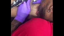 Capezzoli del client cornea tatuaggi multitasking che succhiano il cliente