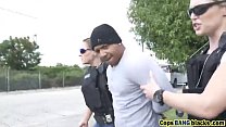 Uma policial gostosa usa o pênis grande do criminoso negro para aprender uma lição-hd-72p-porn-2