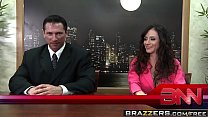 Brazzers - Big Tits at Work - Fuck The News escena protagonizada por Ariella Ferrera, Nikki Sexx y John Str