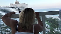 Follando en el balcón de nuestro hotel en Miami