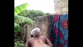 африканская женщина моется перед ее камерой
