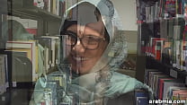 Mia Khalifa se quita el hiyab y la ropa en la biblioteca (mk13825)