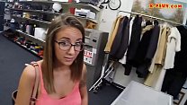Mujer con gafas deshuesadas en la casa de empeños