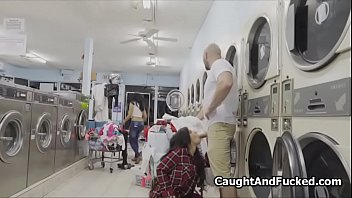 Voler l' bigtit baisée à la laverie automatique