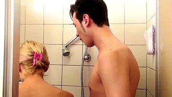 Deutsche Stiefmutter hilft Sohn beim Duschen und verführt zum Ficken