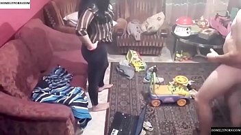 La telecamera spia registra una coppia che scopa in soggiorno