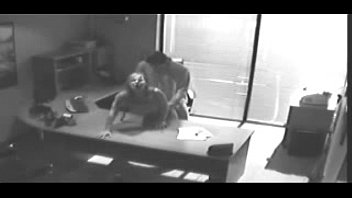 Überwachungskamera filmt Sex im Büro auf Schreibtisch