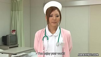 Une superbe infirmière japonaise se prend du sperme après s'être fait pilonner la chatte