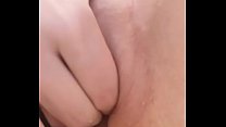 Menina argentina esgueirando os dedos