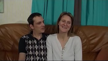 Возбужденную милфу-домохозяйку трахнул ее муж перед камерой в любительском видео