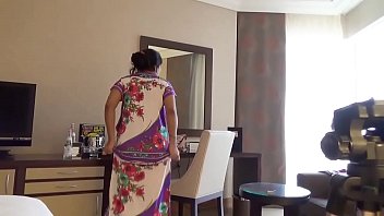 Индийская жена Каджол в отеле занимается удивительным стоячим сексом с минетом и трахом в киску