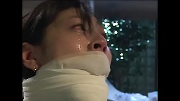 Die versaute asiatische Schlampe Arimi Mizusaki wird gefesselt, geknebelt und ausgepeitscht, bis sie weint