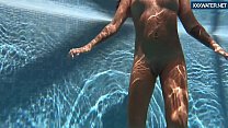 Толстая тинка Puzan Bruhova в бассейне