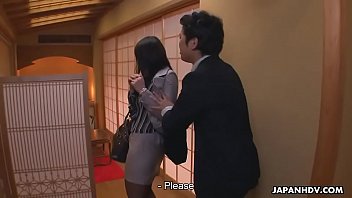 Secretária japonesa é usada por seu chefe no restaurante