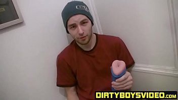 Versaute Skater Boi Kyle spielt ganz alleine mit einem Sexspielzeug