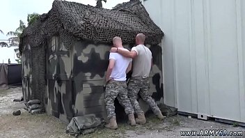 Ordeñado para historias militares de esperma y hombres negros del ejército desnudos se masturban