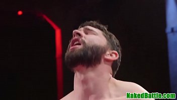 Tatouage dominant le lutteur anal baise jock