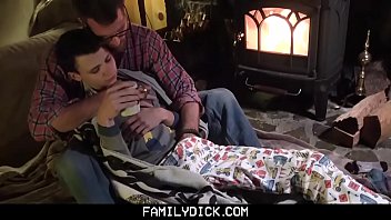 FamilyDick - Stiefvater wärmt seinen nassen Hintern auf, indem er ihn hart fickt