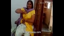 Professora indiana mostrando os peitos para o aluno