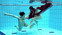 Due ragazze sott'acqua che si amano