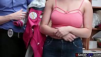 Giovane donna formosa ladra scopata dalla sicurezza davanti alla sua matrigna