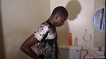 Muscoloso giovane African Shower Jacking