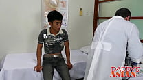 Jeune asiatique nue lors d'un rendez-vous chez le médecin