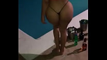 コーラレスで、プールで非常にセクシーに踊る大きなお尻のドミニカ人。