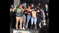 Chica blanca agitando las tetas en el desfile de celebración del Super Bowl de los Philadelphia Eagles