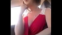 Горячая девушка мастурбирует на общественной парковке в своей машине 2.