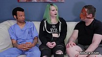 Adolescente coqueta fue llevada a un asilo anal por un trato incómodo
