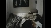 Юная блондинка-блондинка с большими сиськами перед скрытой камерой в домашнем видео