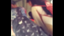 Девушка показывает свою задницу в автобусе в Хайдарабаде