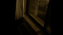 Настоящая эксгибиционистка-милфа-жена мастурбирует у открытого окна отеля в любительском видео