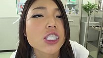 Медсестра Megumi Shino глотает 4 порции спермы и играет с