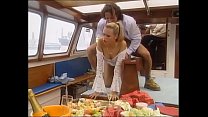 Loira sexy transando a bordo de um barco