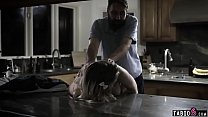 曲がりくねったティーンは台所で彼女の父親の親友とセックスします
