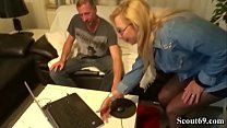 La matrigna tedesca ha beccato il fratello a masturbarsi e lo aiuta a scopare