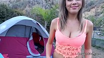 Natürliche Big Tits Freundin knallt beim Picknick