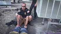 Gebundener männlicher Polizist Homosexuell Festgenommenes Brechen und Eindringen Verdächtiger bekommt zu