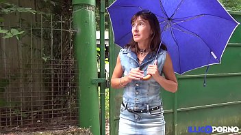 45-летнюю зрелую пуму трахнули в саду [полное видео]