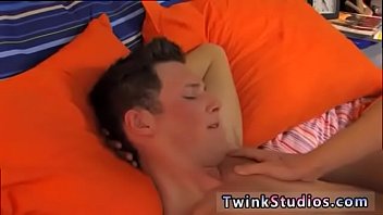 Twinks дрочит бесплатное гей-порно, он зовет друга на помощь, но есть