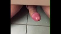Kleiner Frosch im Badezimmer