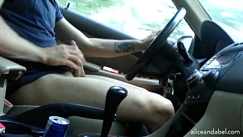 Masturbandosi durante la guida