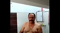 Индийский старик принял ванну
